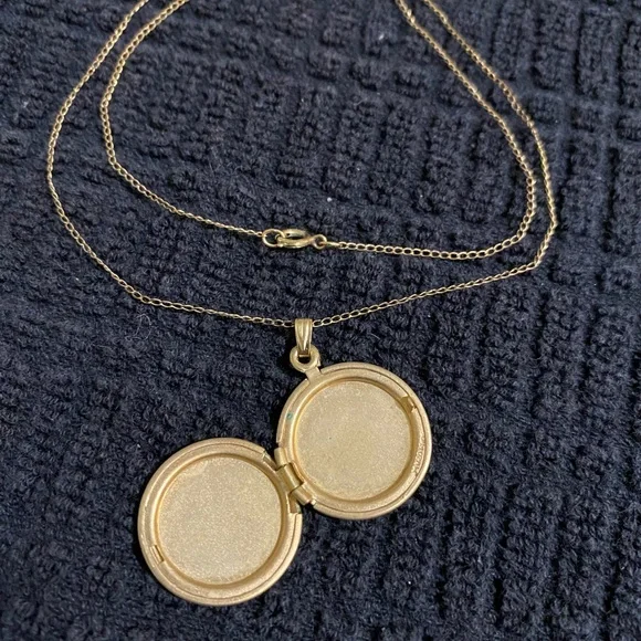 14K GF (gold filled) monogramed (K) locket with an 18 inch 14K GF chain. - Picture 2 of 5